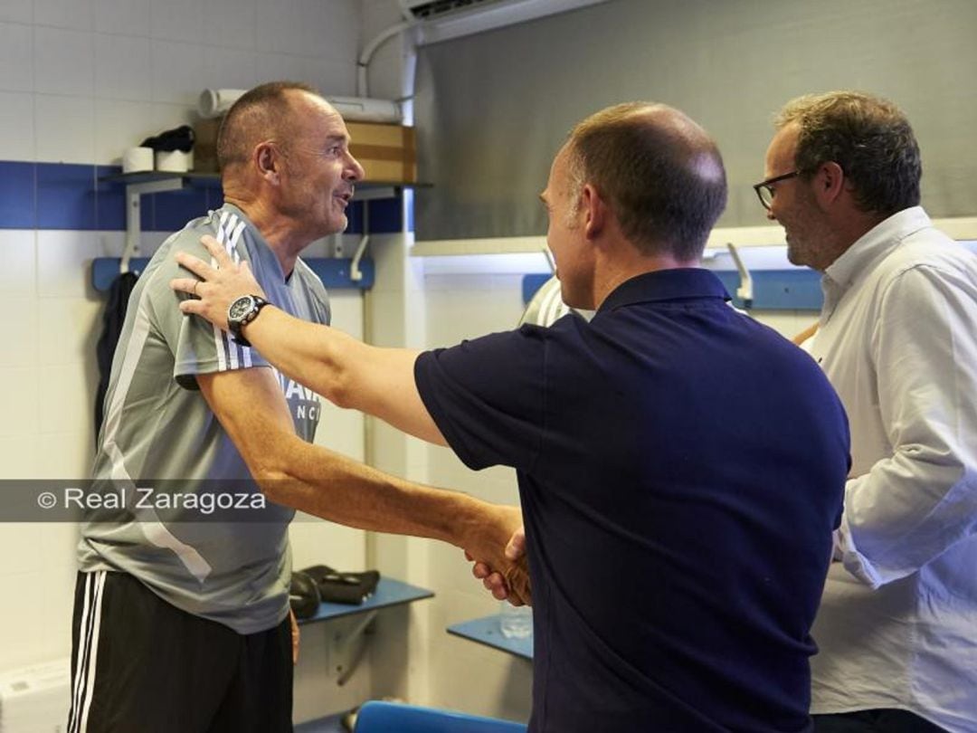 Víctor Fernández saluda al presidente y al vicepresidente del club, Lapetra y Sainz de Varanda