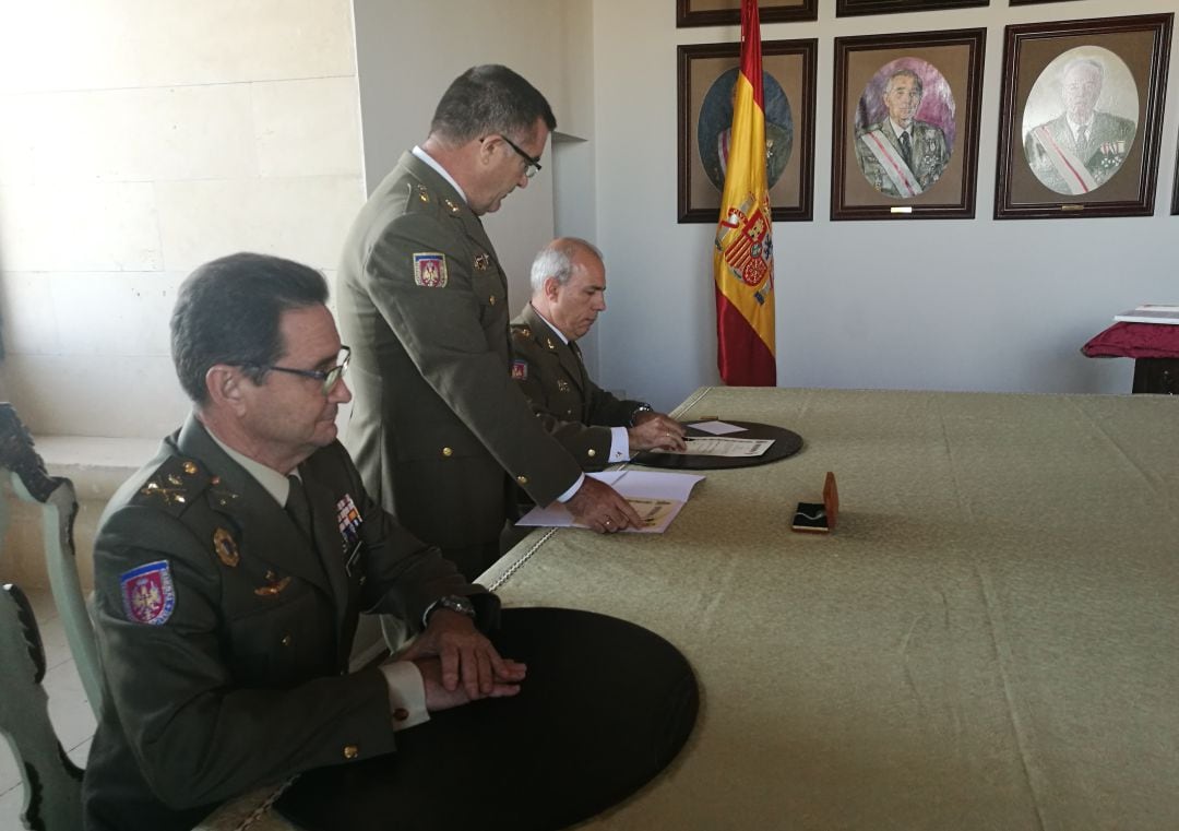 El teniente coronel Javier Alonso firma el acta de toma de posesión como director del Archivo general militar de Segovia en presencia del general Enrique Bohigas responsable del Institituto de historia y cultura militar