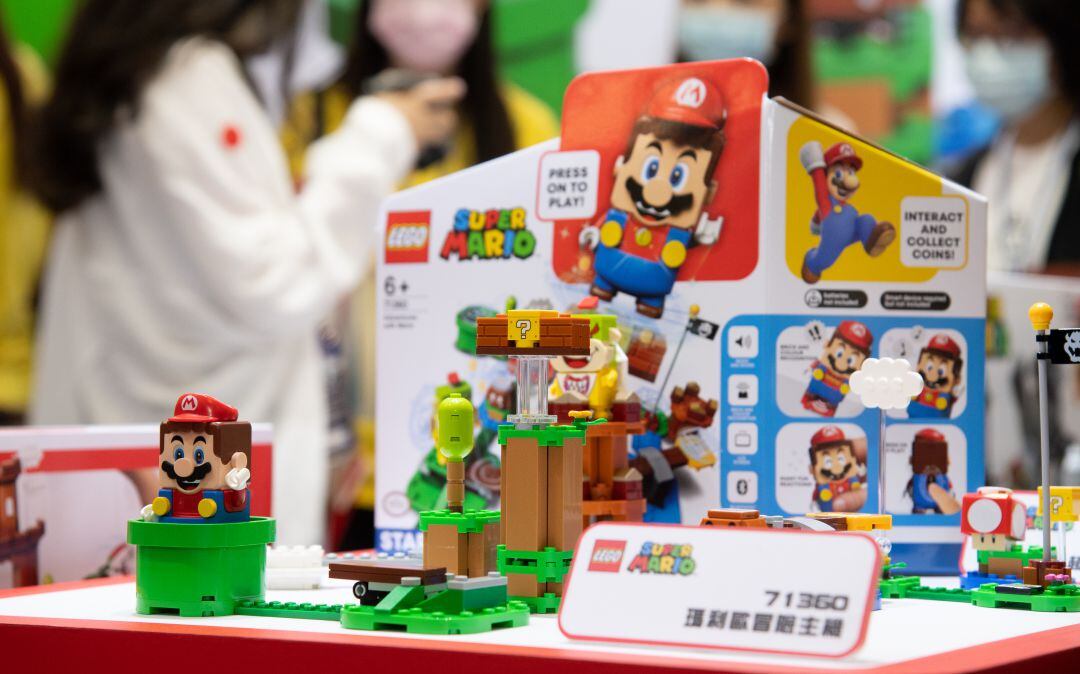 Super Mario sale de la pantalla al mundo de LEGO.