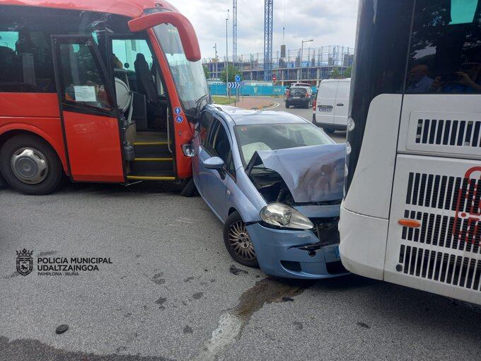 Dos autobuses y un turismo colisionan en la avenida Zaragoza de Pamplona sin provocar heridos