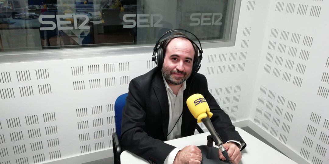 Sergio Tallo, en los estudios de Radio Puertollano Cadena SER