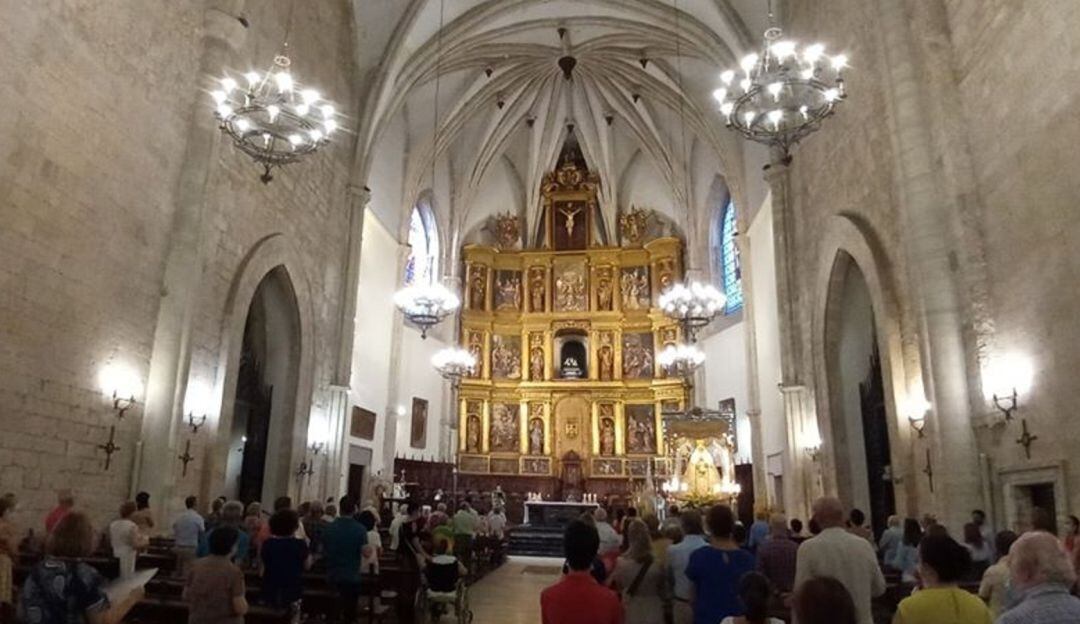 Este domingo se procedía a la bajada de su camarín de la patrona hasta el Altar Mayor donde permanecerá hasta el 23 de agosto 