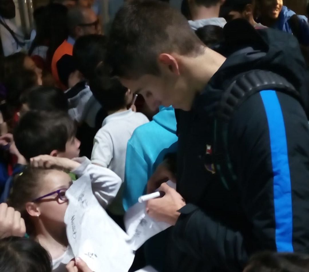 Lucas Búa firma autógrafos a niños de Madrid