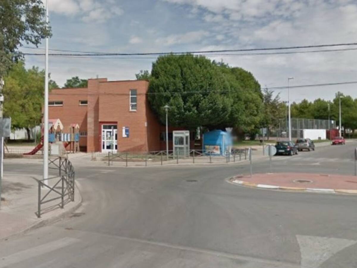 Los vecinos de El Porvenir recogen firmas para quitar una antena del barrio