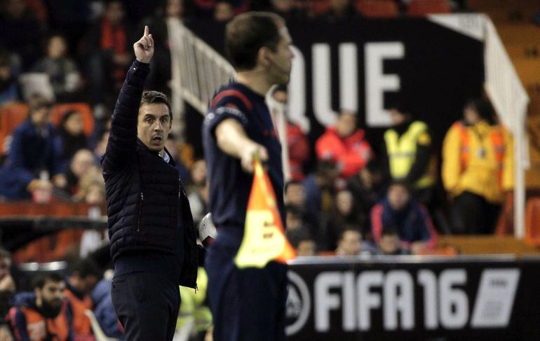 GRA462. VALENCIA, .- El técnico del Valencia CF, Gary Neville, da instrucciones a sus jugadores durante el partido de ida de cuartos de final de la Copa del Rey que disputan frente a LAs Palmas en el estadio de Mestalla. EFE, Manuel Bruque