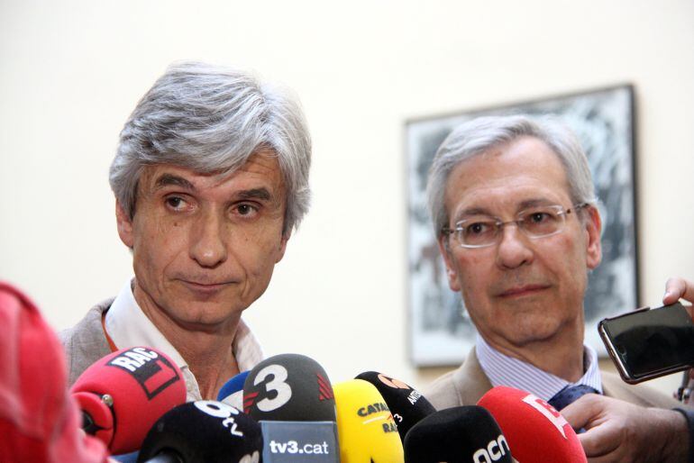 El cap de Pediatria de l&#039;Hospital Vall d&#039;Hebron, Carlos Rodrigo, a l&#039;esquerra, ha actualitzat la xifra d&#039;afectats pel brot d&#039;enterovirus 