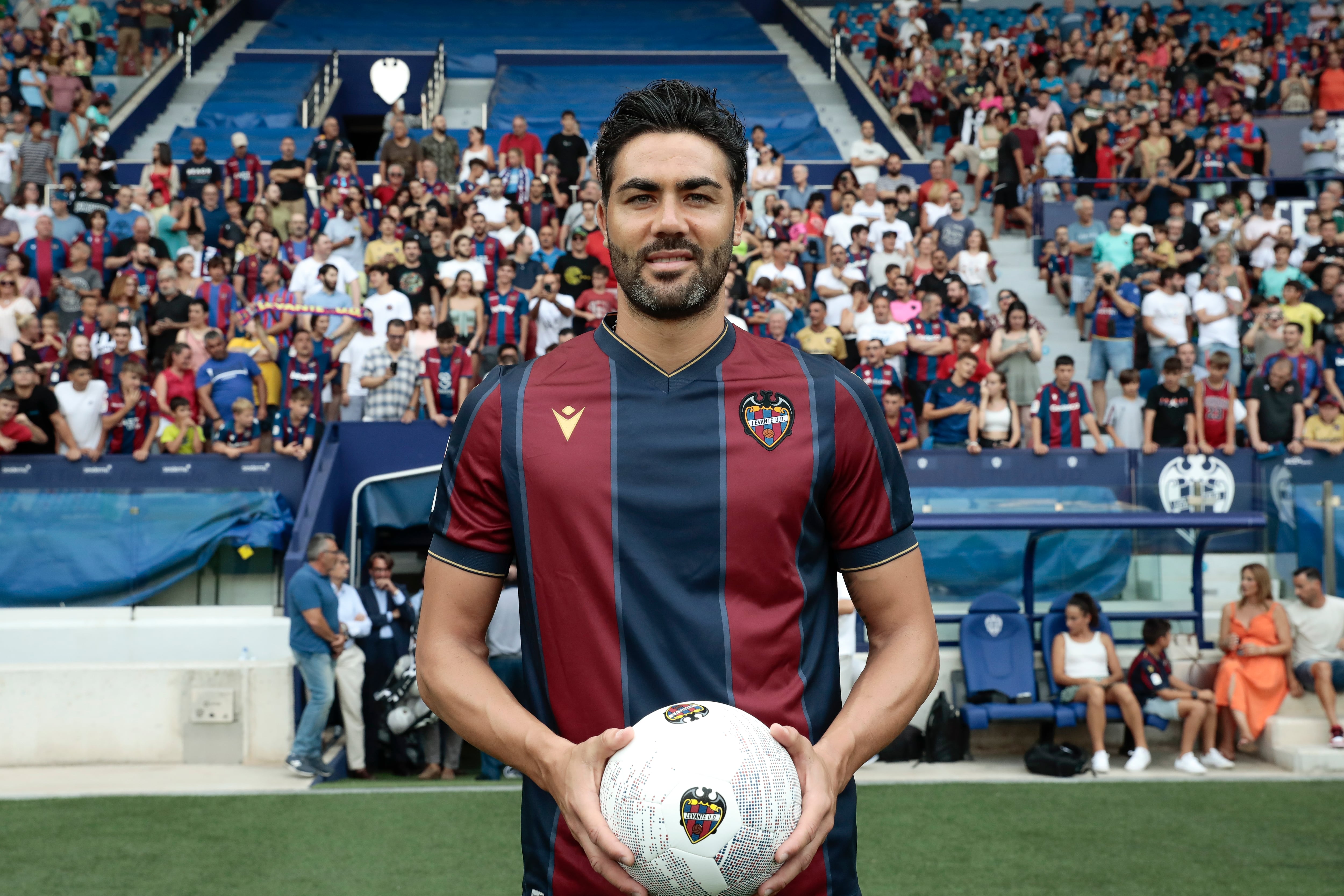 El Levante presenta al centrocampista Vicente Iborra, que regresa al club nueve años después, tras ser cedido por el Villarreal con una opción de compra. En la imagen Iborra posa con su nueva camiseta en el césped del estadio Ciutat de Valéncia ante los aficionados que hna acudido a su presentación. EFE/Ana Escobar