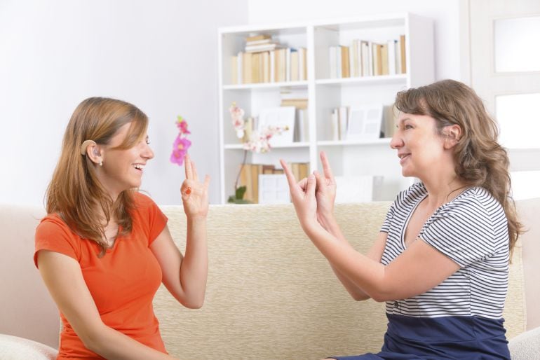 Dos personas comunicándose con la lengua de signos. Getty Images