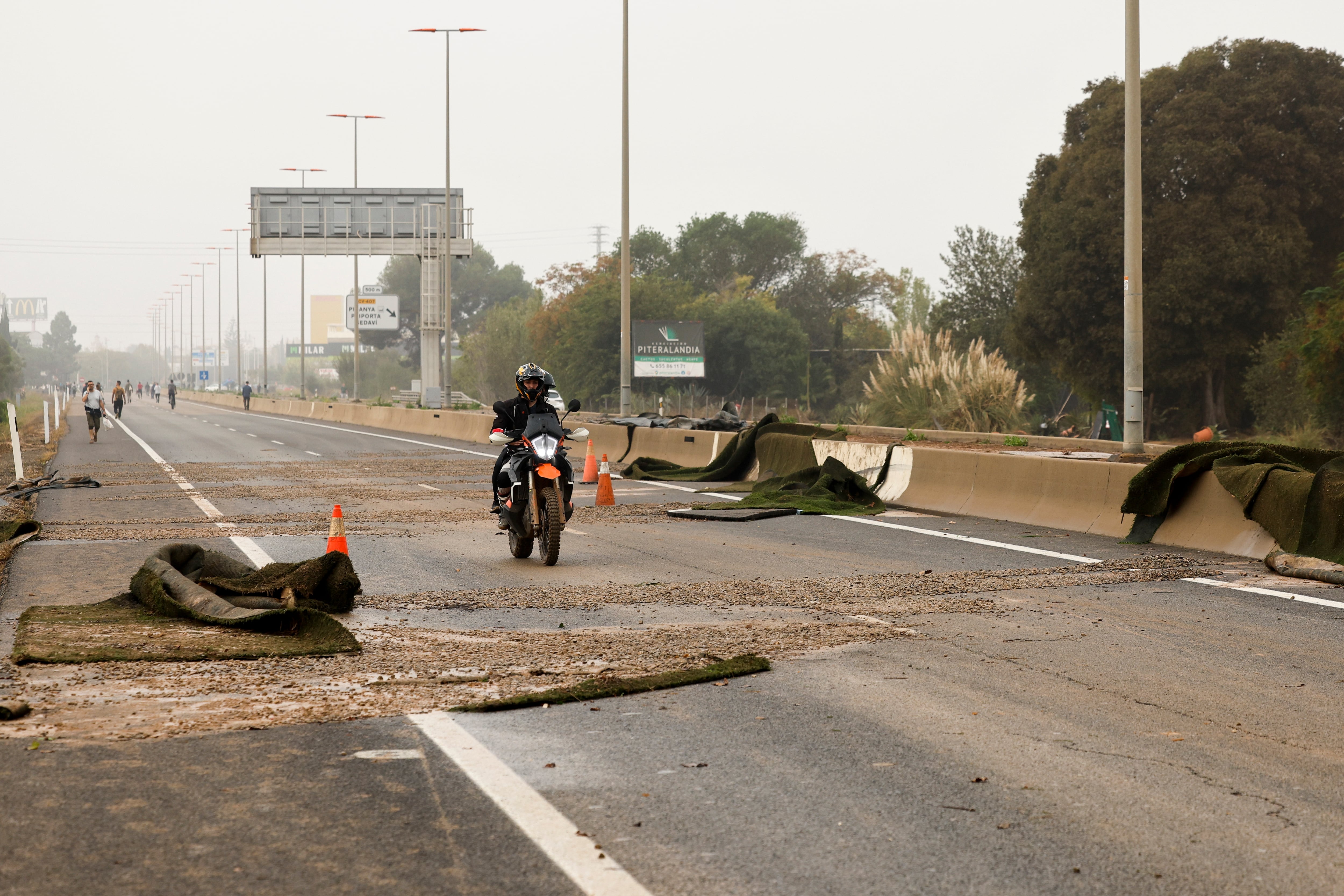 GRAFCVA3849. VALENCIA, 30/10/2024.- Multiples personas transitan por la CV-36 entre Valencia y Paiporta cuando el tráfico se encuentra cortado en gran parte de las carreteras de la provincia. EFE/Biel Aliño
