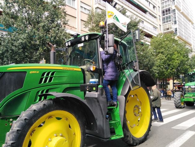 Maica Sánchez entrevista a Gregorio Castejón a bordo de su tractor mientras participa en la tractorada que recorre la Gran Vía de Murcia