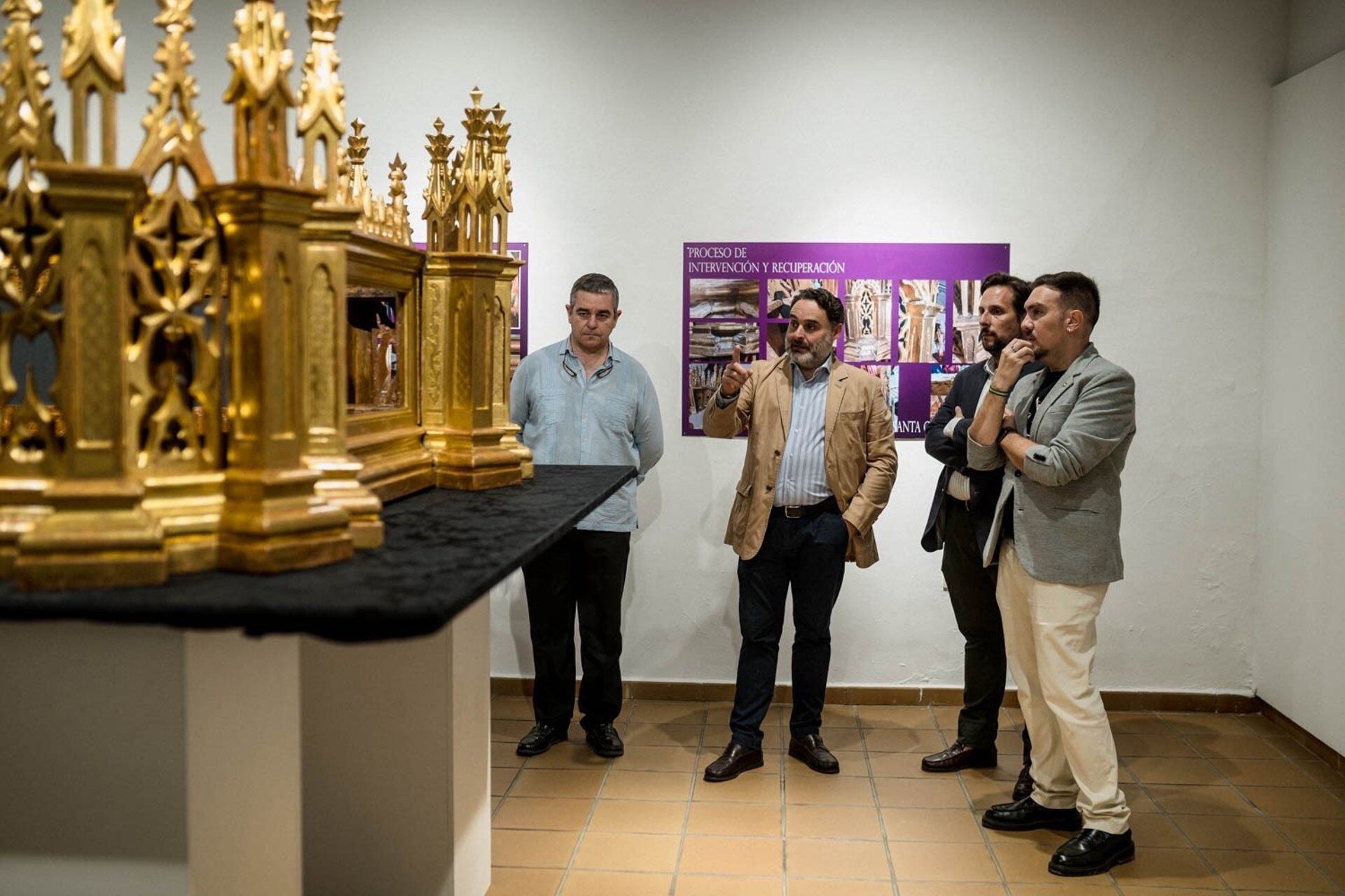 Miembros del Ayuntamiento de Alcalá de Guadaíra contemplan la restauración del paso del Triunfo de la Cruz