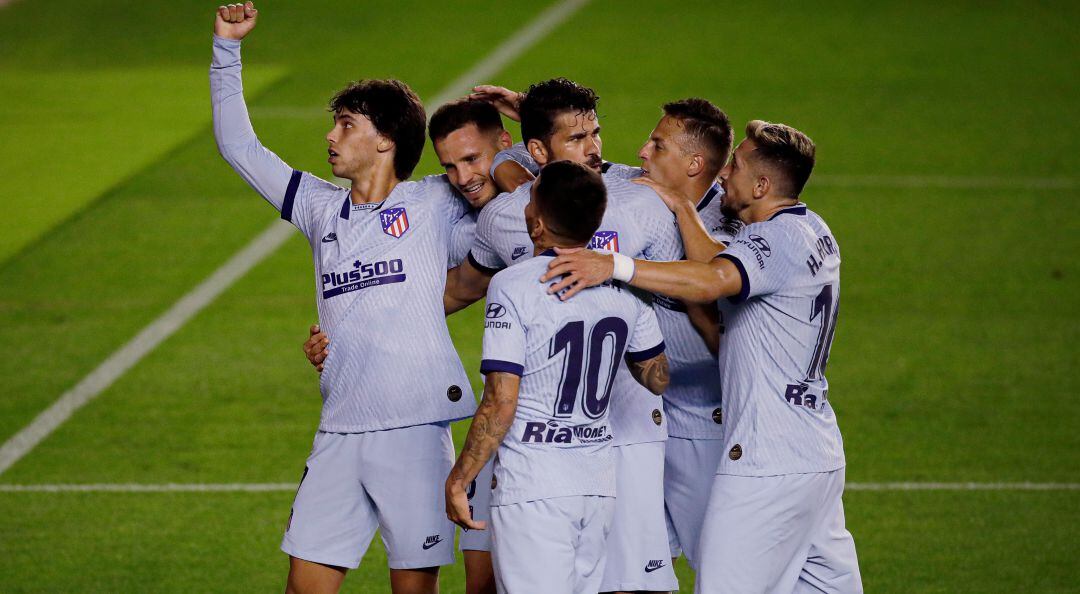 Los jugadores del Atlético celebran el primer gol de Joao Félix en El Sadar.