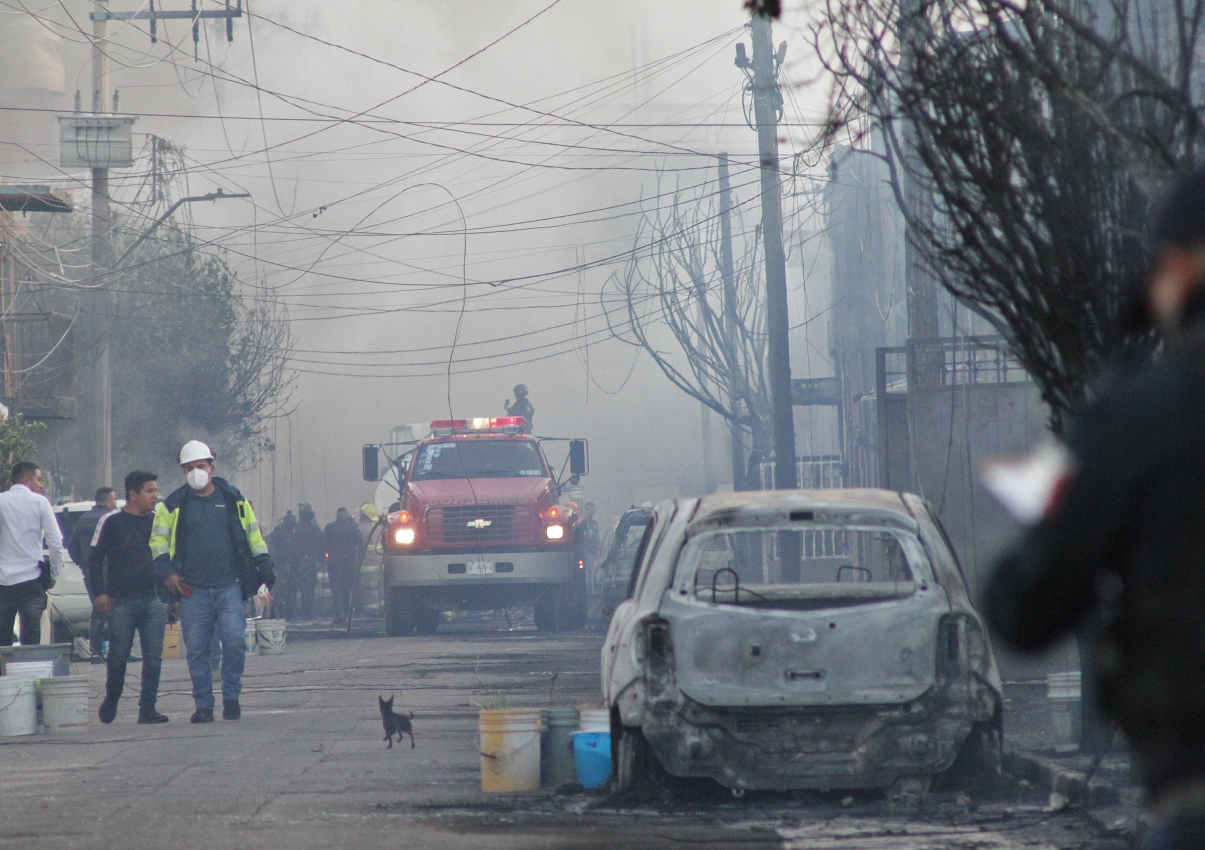 Miembros del Cuerpo de Bomberos sofocan un incendio después del choque entre un tren y un carro tanque cargado con gasolina en la ciudad de Aguascalientes (México).