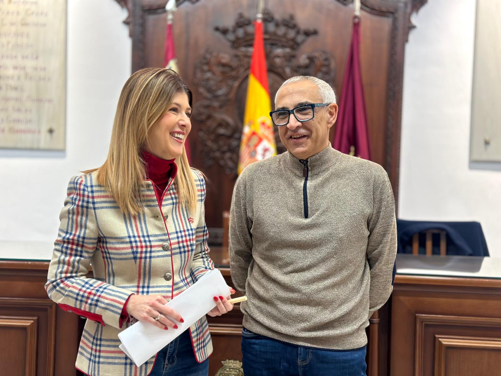 Rosa María Medina, edil de Educación y Andrés Terrones, presidente de la FAMPA