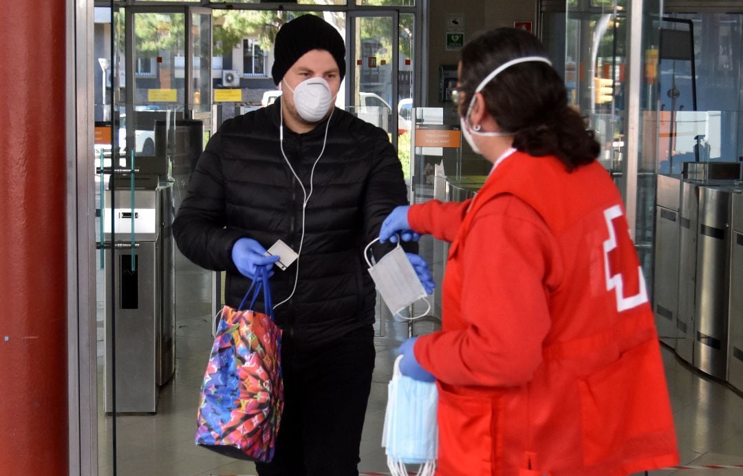 La Cruz Roja reparte mascarilas en el metro.