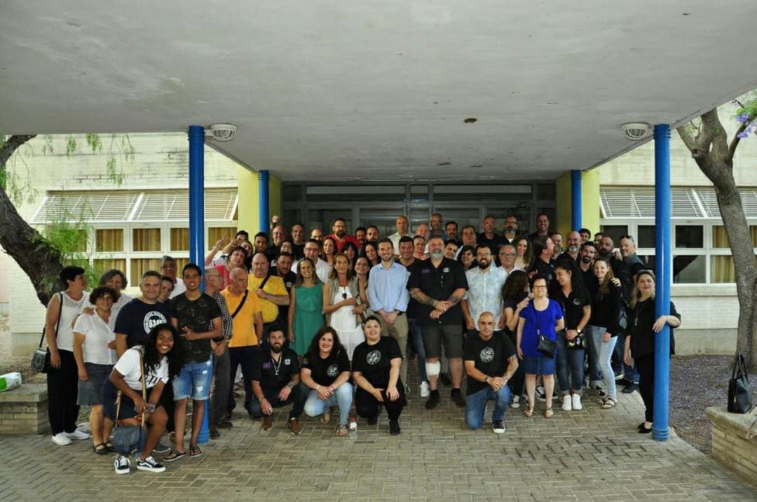 Foto de familia de todos los que han hecho realidad este proyecto en Gandia. 