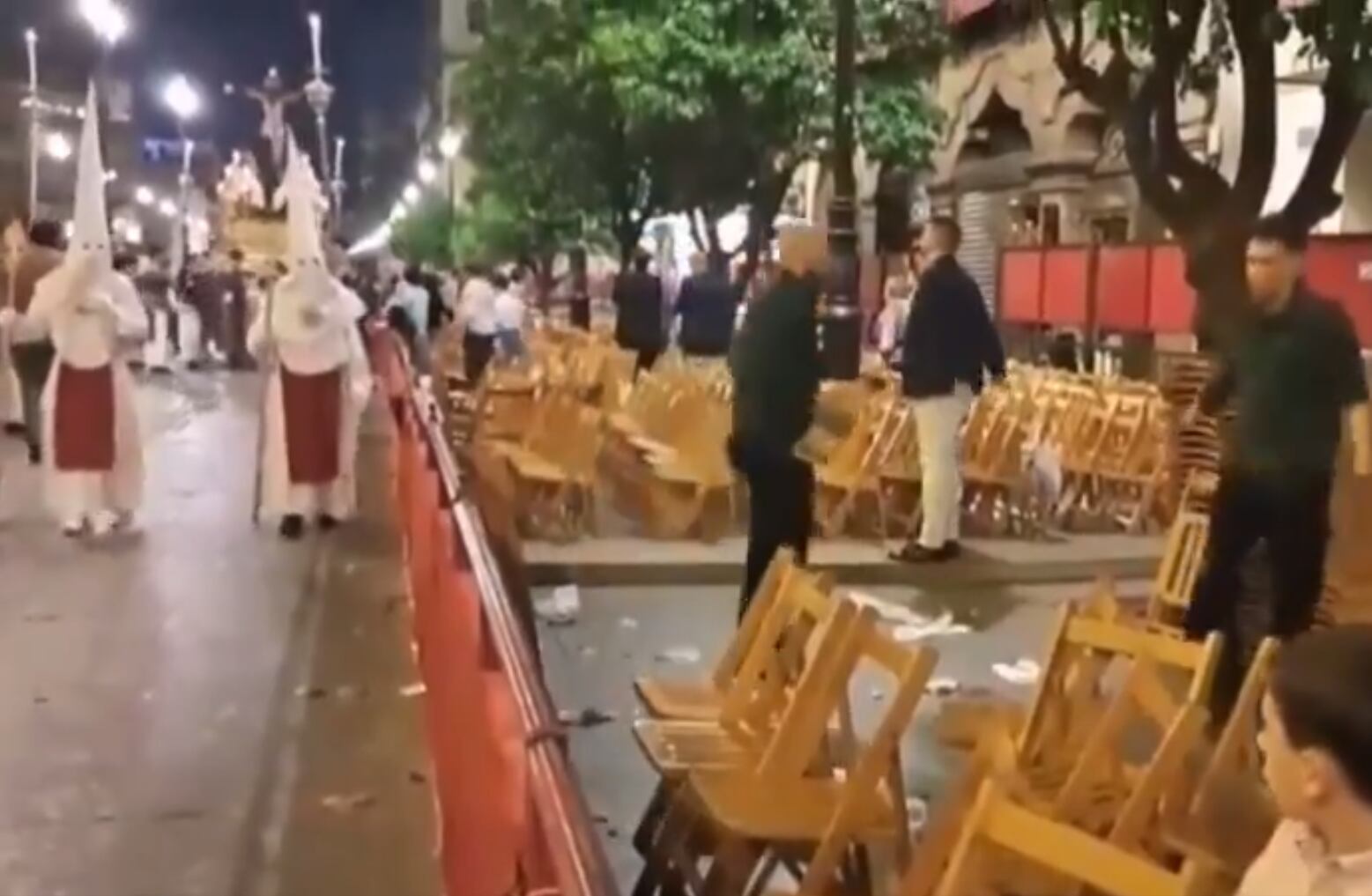 Fotograma del vídeo publicado por la Hermandad de las Siete Palabras en el que se aprecia su paso de misterio por una Avenida de la Constitución sin público y en la que están recogiendo las sillas