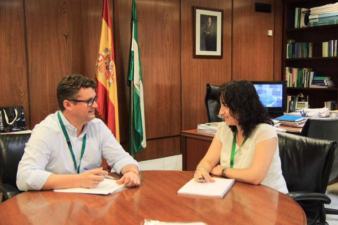 Francisco Miralles conversa con una de las integrantes de su equipo de gobierno, la concejal Rocío Marcos