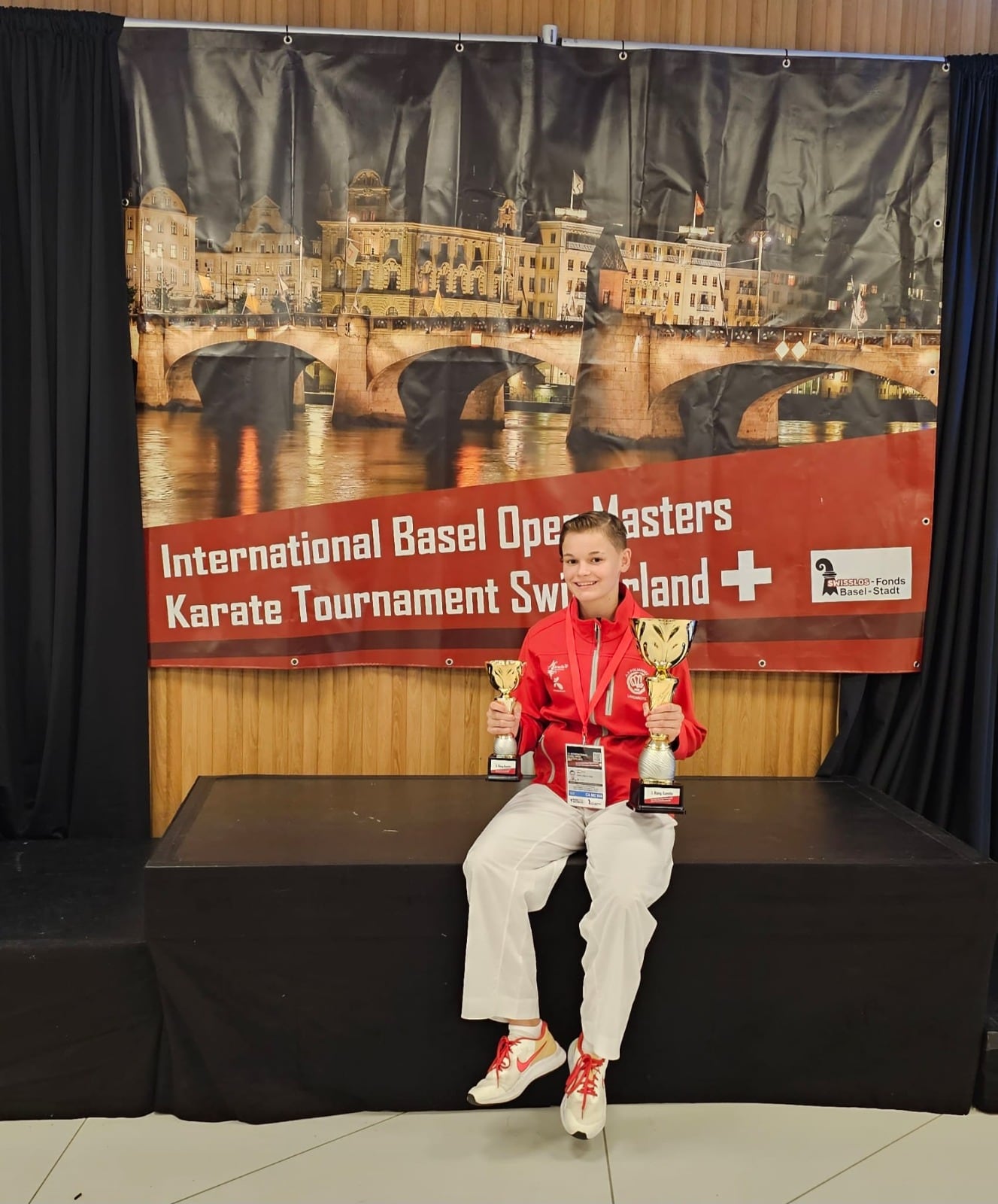 Amelie Skiba con  sus trofeos logrados en Suiza.