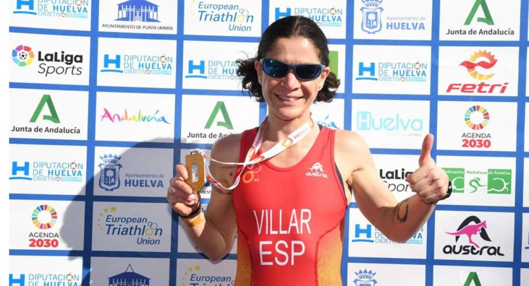 Laura Villar posa con su medalla