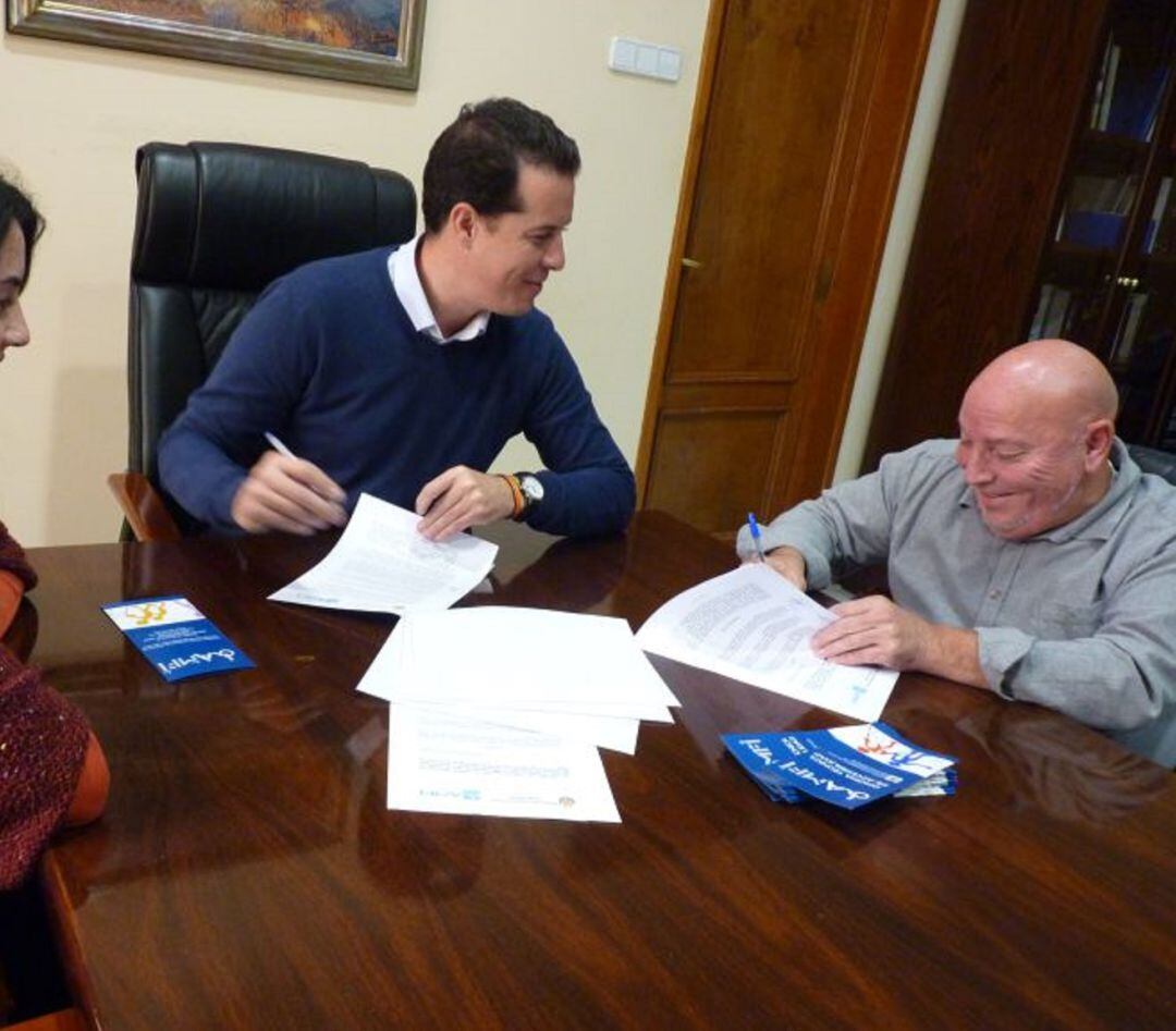 Andrés Molina junto a Rubén Alfaro en la firma de un convenio con el consistorio