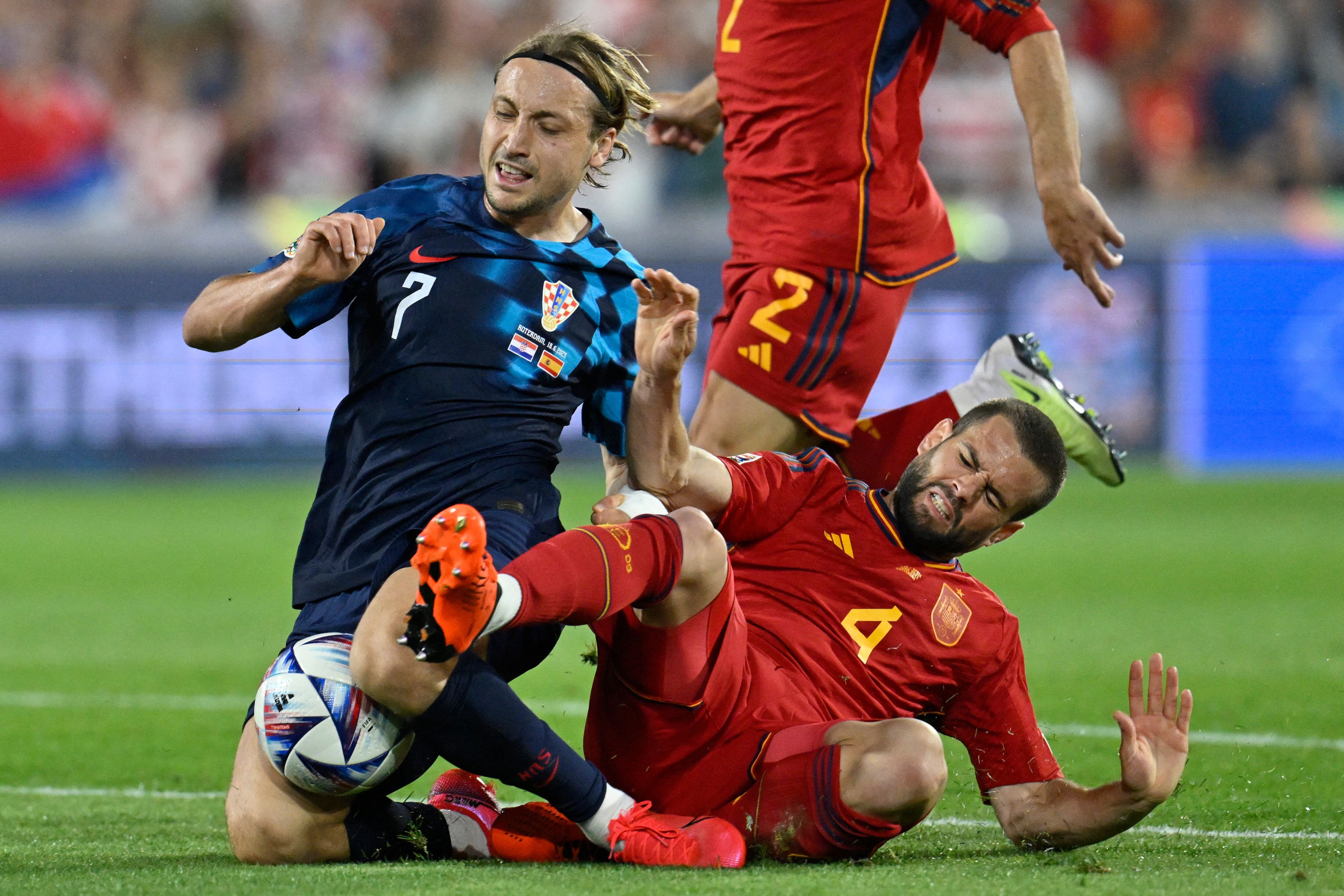 Lovro Majer y Nacho Fernández disputan el balón en el área durante la final de la UEFA Nations League