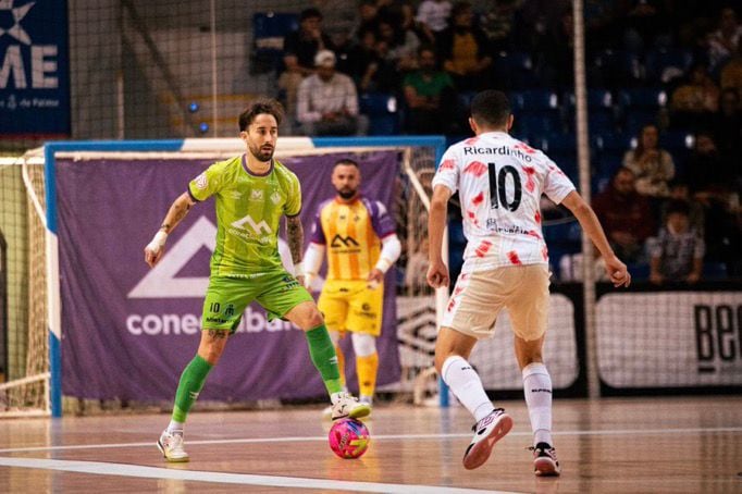 Rivillos, jugando en campo rival ante ElPozo Murcia en Son Moix