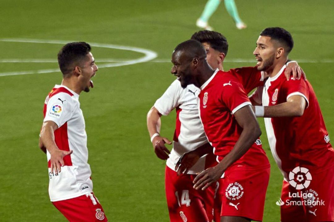 Couto i Sylla a punt d'abraçar-se després del tercer gol.