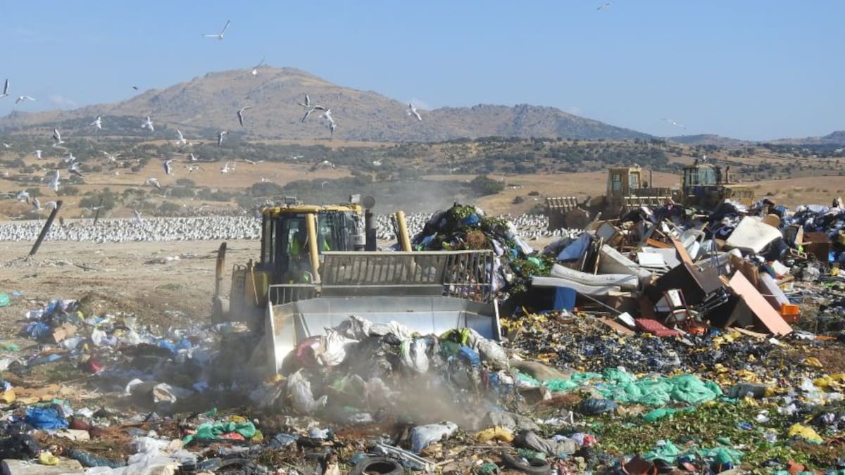 Silvia Lucena, portavoz socialista de Tres Cantos, habla de la moción para rechazar el convenio firmado por el Ayuntamiento de Colmenar Viejo y la Mancomunidad de Residuos del Noroeste