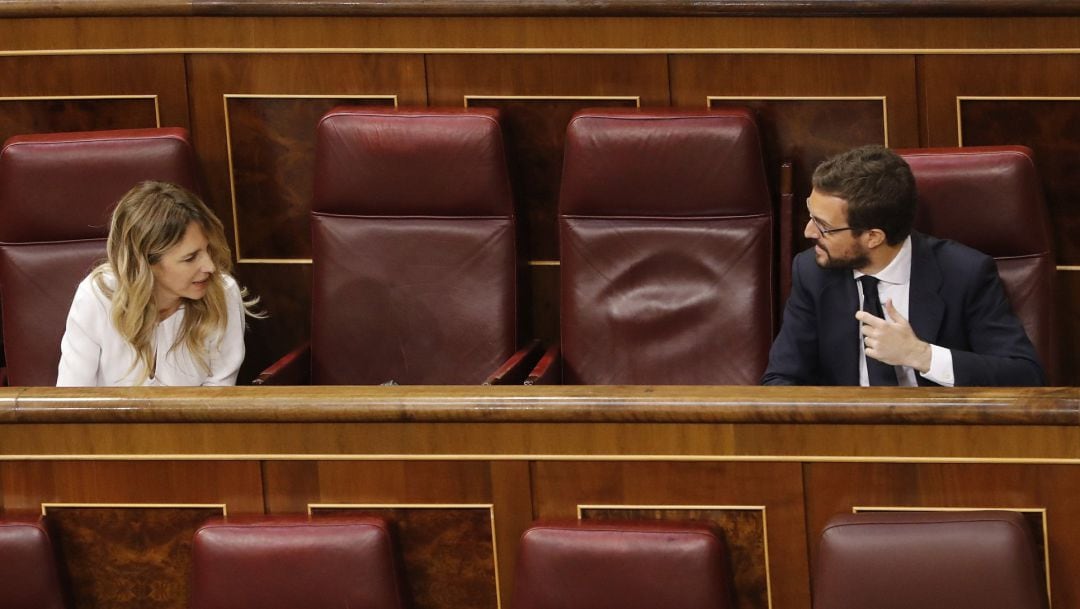 El líder del PP, Pablo Casado, y la portavoz de la misma formación, Cayetena Álvarez de Toledo, durante en el pleno del Congreso que debate y vota este miércoles la quinta prórroga del estado de alarma.