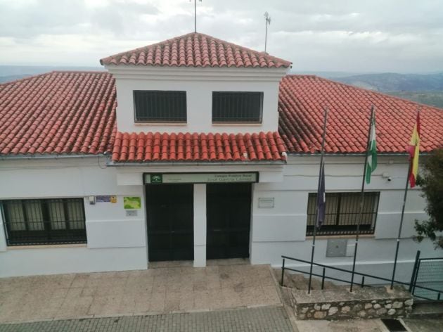 Uno de los edificios escolares dentro del casco urbano de La Iruela