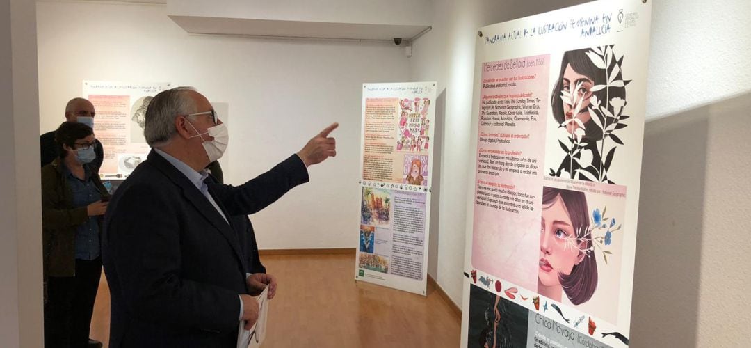 El delegado de Cultura, Jesús Estrella, visita la exposición.