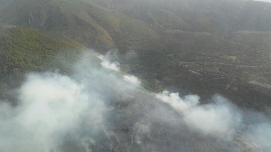 Imagen aérea de un incendio en el Bierzo