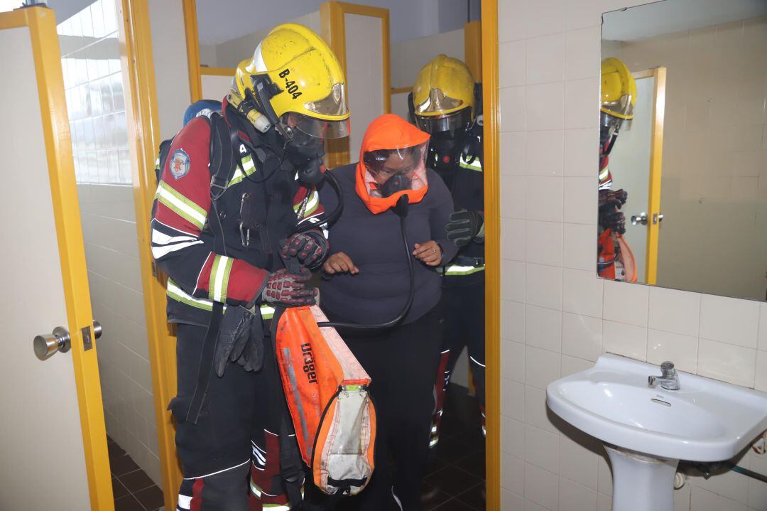 Evacuación de una de las alumnas durante el simulacro.