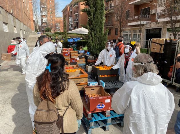 Tamara , con 5 hijos , es una de las más veteranas de esta cola . Lleva desde abril del año pasado viniendo a por ayuda , ahora tiene varios avisos de desahucio de su piso