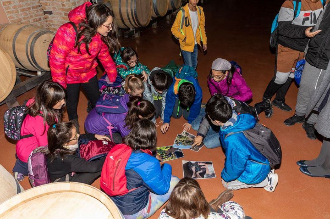 Los estudiantes premiados participaron en un juego relacionado con la vendimia