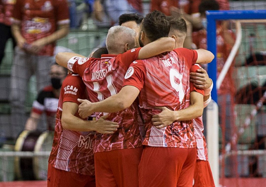 Parte de la plantilla se abraza tras un gol