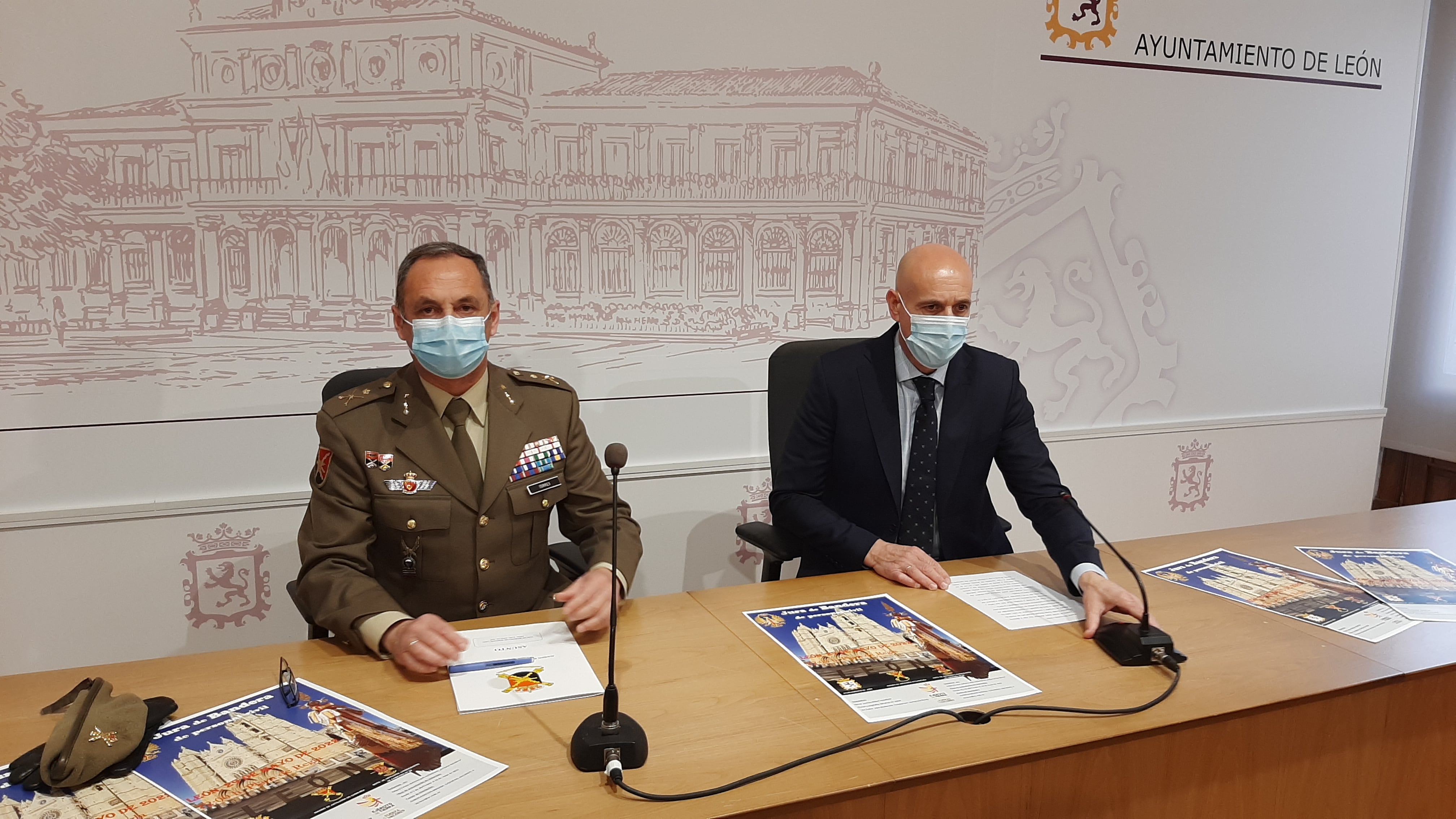 El General Jefe del Mando de Artillería de Campaña, Vicente Torres, y el alcalde de León, José Antonio Díez, presentan el acto de Jura de Bandera