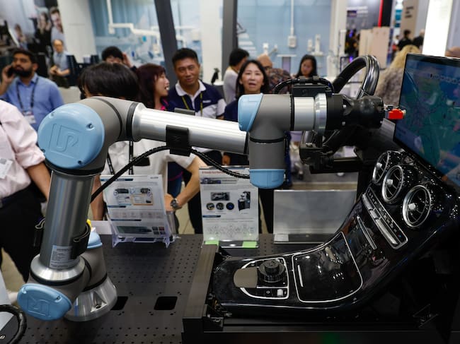 Un brazo robótico con IA en uno de los expositores de Computex 2025