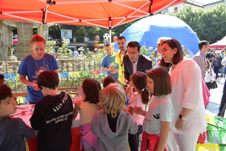 El alcalde de Granada inaugura la feria para los más pequeños en la Plaza de Bib-Rambla