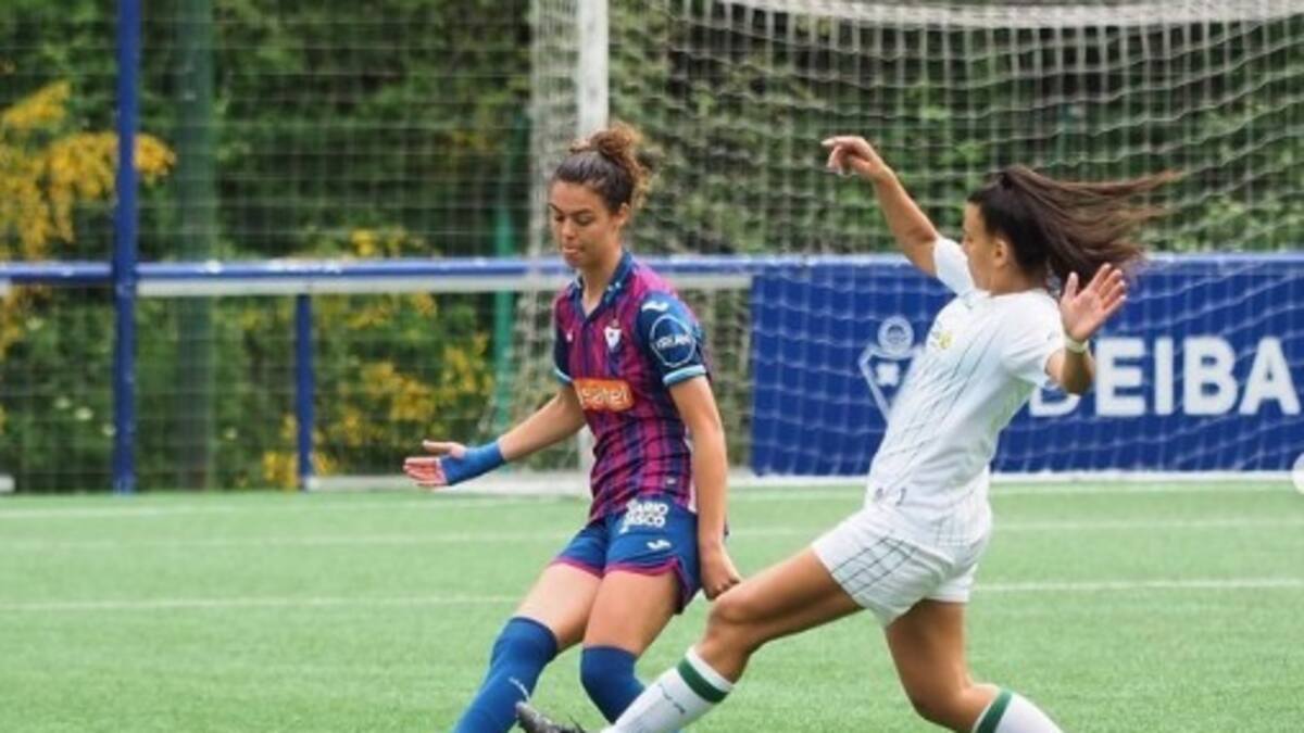La futbolista arandina del Eibar, Carla Andrés, repasa en El Banquillo su ascenso a Primera División