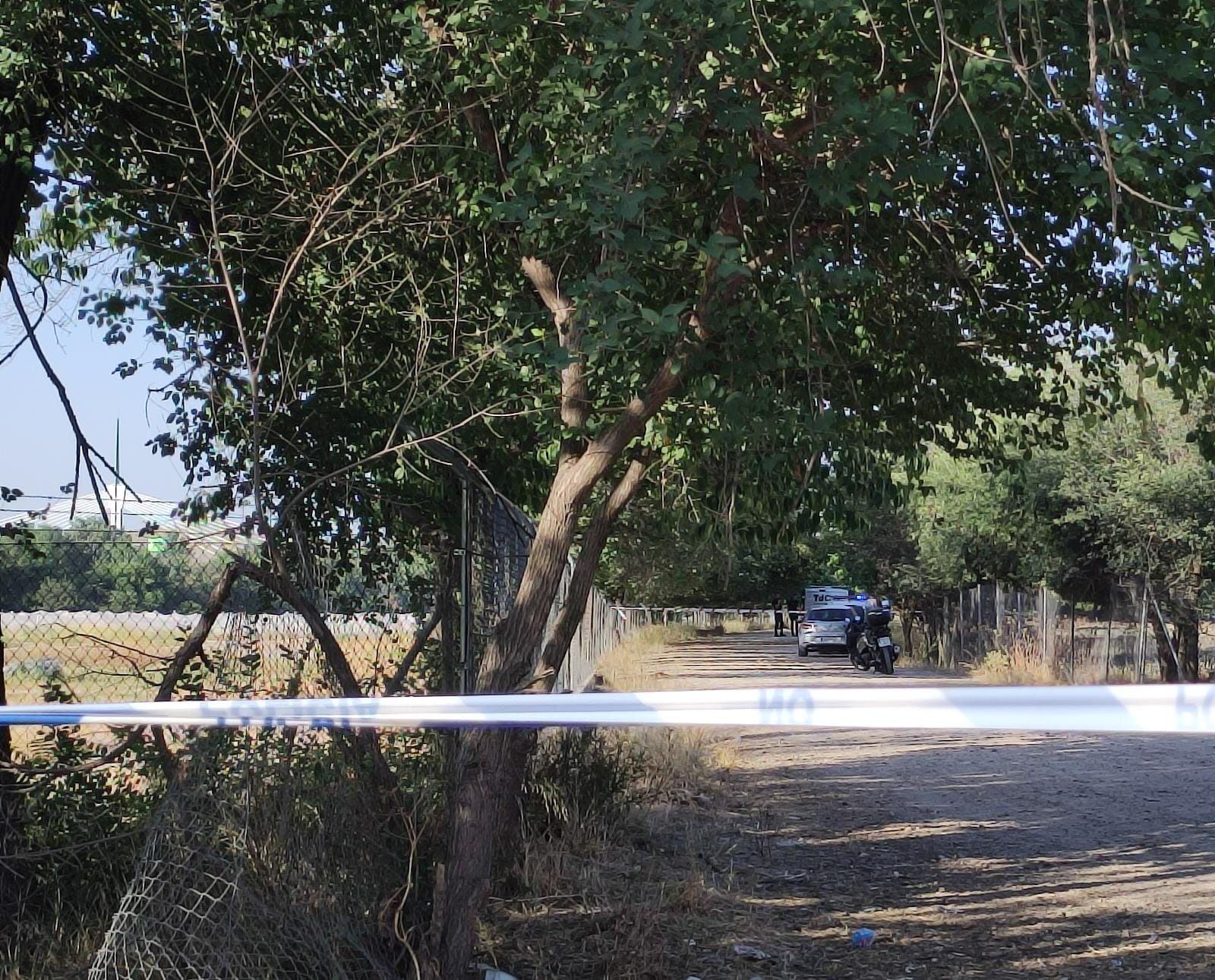 Los efectivos de Policía Nacional de Córdoba en el lugar en el que ha sido hallado el cadáver calcinado de un hombre, en el camino de la Granja del Estado