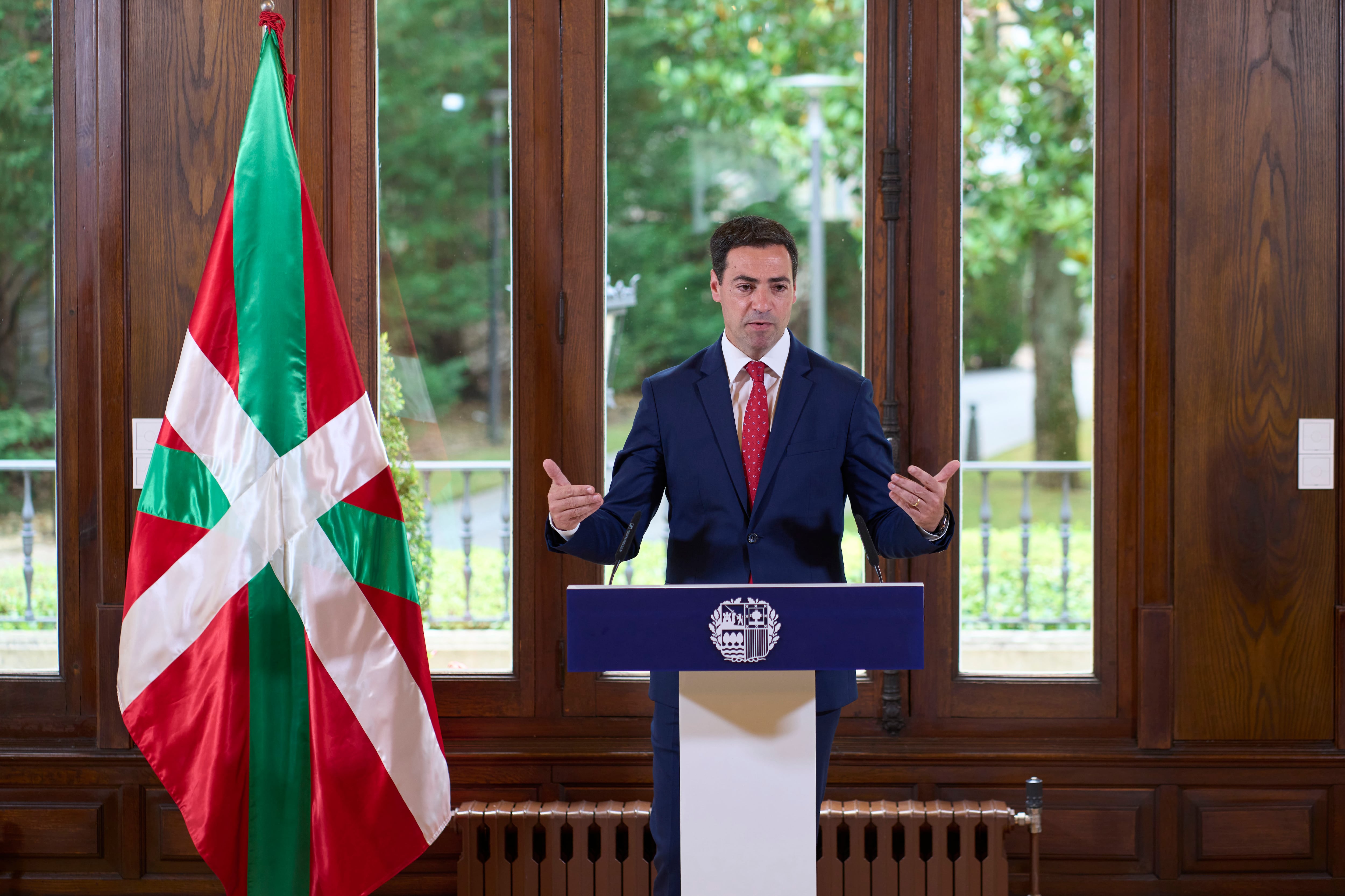 VITORIA, 30/07/2024.- El lehendakari Imanol Pradales durante la rueda de prensa que ha ofrecido esta mañana en Ajuria Enea para hacer un resumen de las últimas reuniones con los diferentes representantes de la sociedad, colegios profesionales, sindicatos y el Presidente del Gobierno Pedro Sanchez. EFE/ Adrian Ruiz-Hierro
