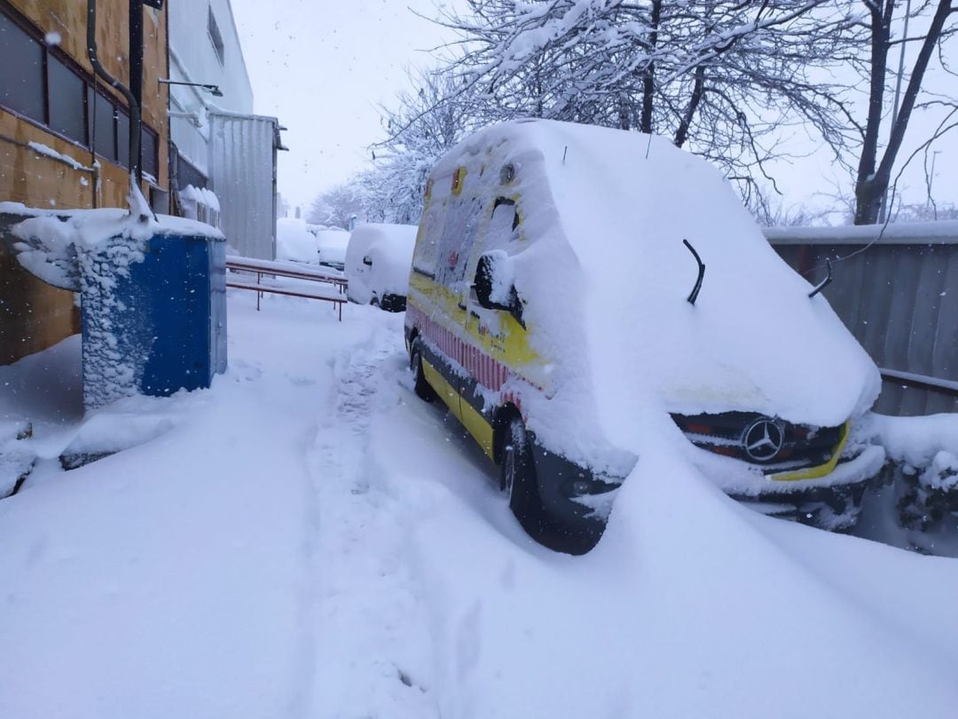 Imagen de una de las ambulancias del SUMMA sepultada por la nieve