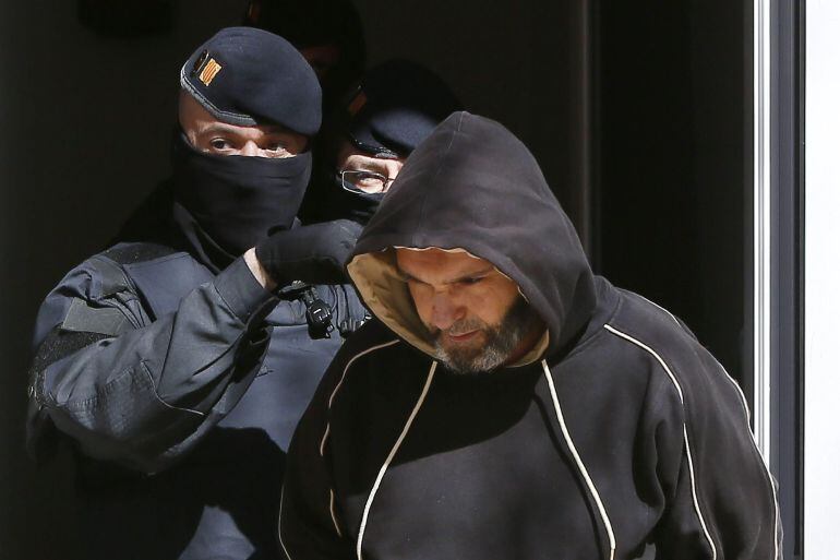 Los Mossos custodian a uno de los detenidos en el marco de una operación contra el terrorismo yihadista