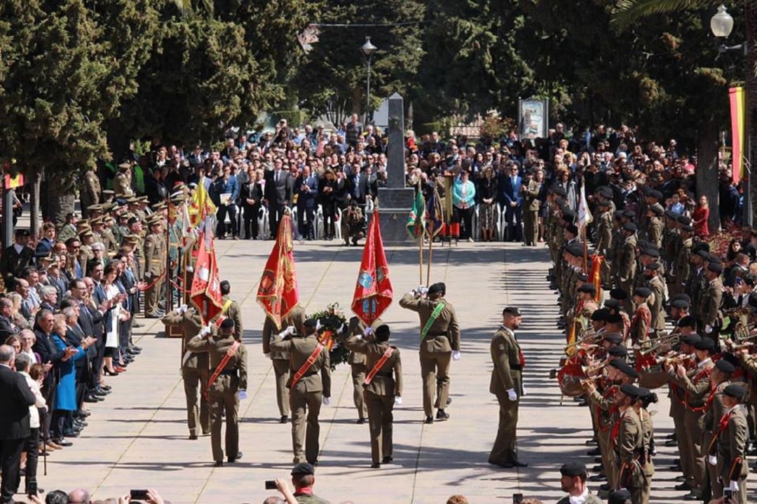 Ofrenda a los caídos realizada al final del acto de Jura de Bandera para personal civil realizada en el Paseo Santo-Cristo de Villacarrillo