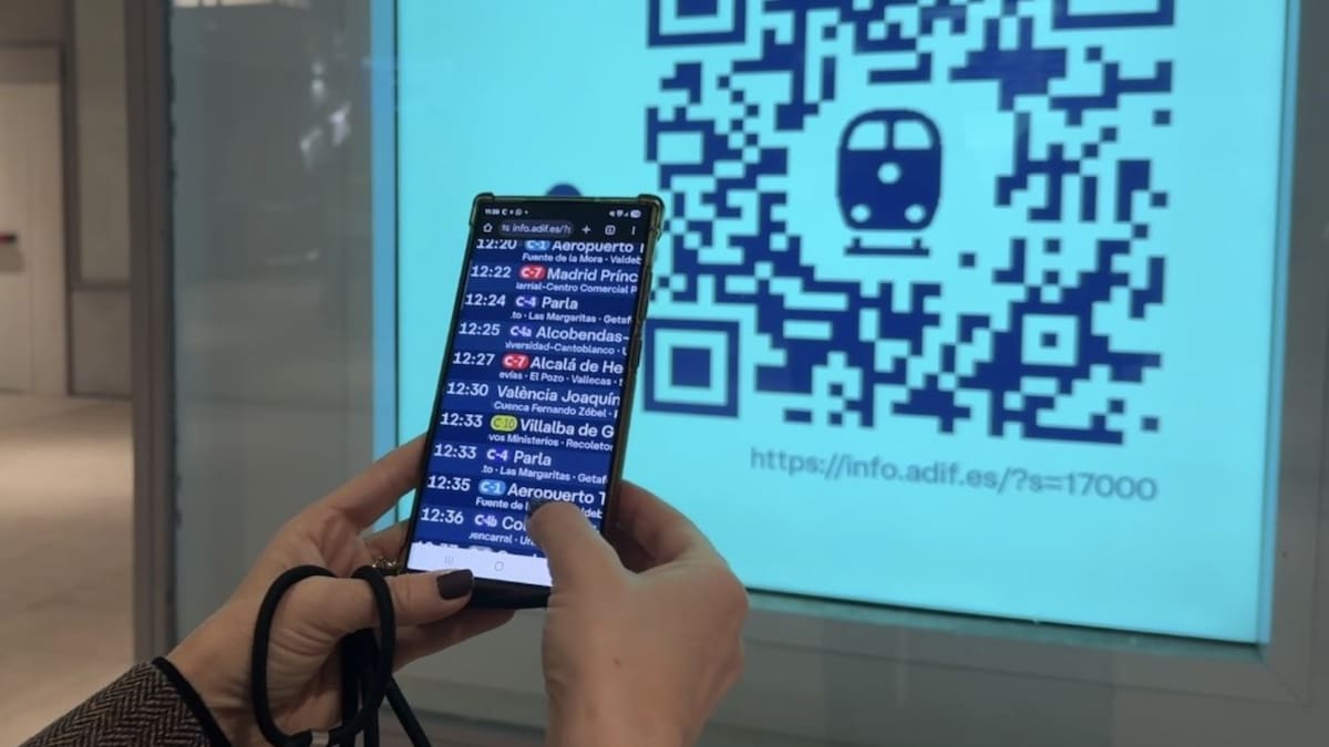 Adif implanta en las principales estaciones de CyL el sistema para clonar en los móviles los paneles informativos