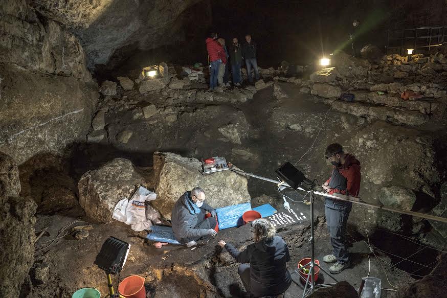 Investigadores cientificos trabajando en la Cueva de El Pendo.