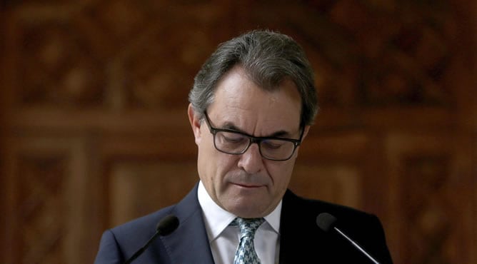 El presidente de Cataluña, Artur Mas, afirmó hoy que su gobierno mantendrá la consulta soberanista del 9 de noviembre &quot;con urnas y papeletas&quot;, pero en base a otro marco jurídico de &quot;participación&quot; ciudadana ya existente.