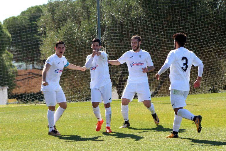 David Narváez celebrando el segundo gol con algunos de sus compañeros